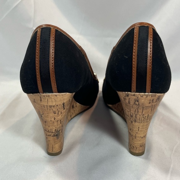 Tommy Hilfiger Black and Brown Wedges with Gold Horseshoe & Chain Over Peep Toe - Picture 8 of 11